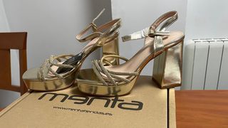 Sandalias de tacón doradas con plataforma