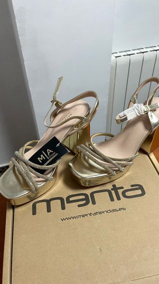 Sandalias de tacón doradas con plataforma