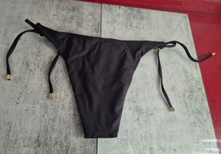 Braguita bikini negra con detalles dorados