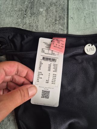 Braguita bikini negra con detalles dorados