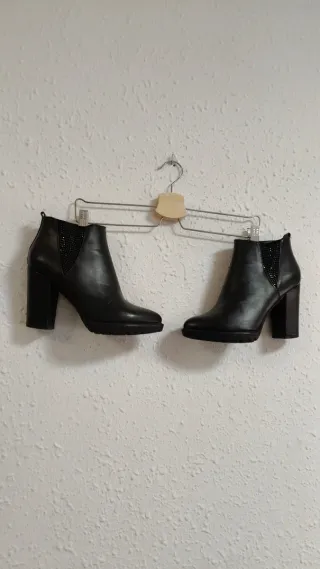 Botines negros con pedrería lateral T40