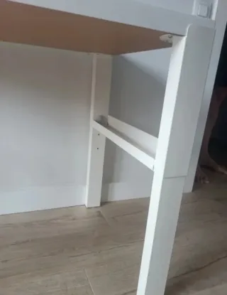 Mesa de estudio blanca de madera