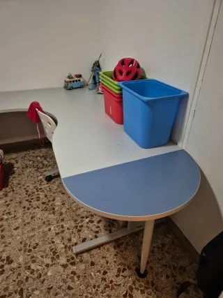 Mesa de escritorio angular gris