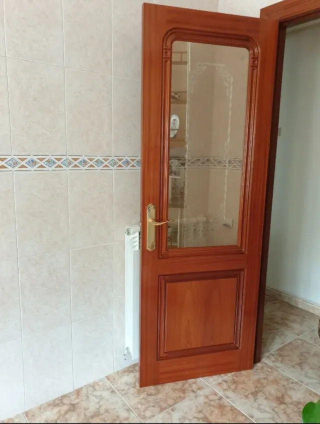 2 Puertas de madera maciza talladas con cristal.