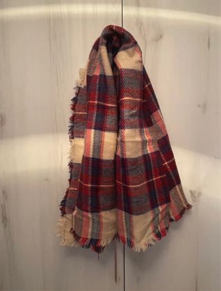 Bufanda a cuadros beige y roja