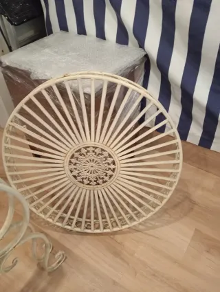 Mesa antigua redonda metalica para jardin