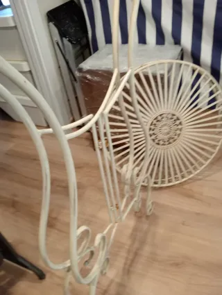 Mesa antigua redonda metalica para jardin