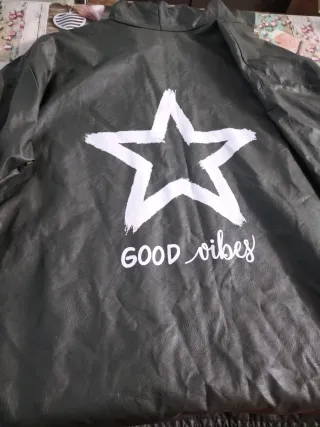 Chaqueta verde con estrella y Good Vibes