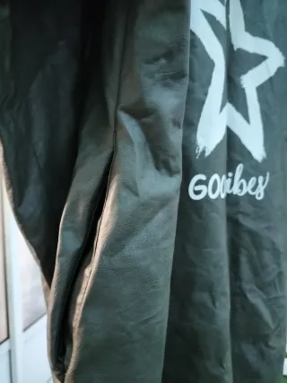 Chaqueta verde con estrella y Good Vibes