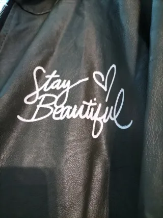 Chaqueta verde con estrella y Good Vibes