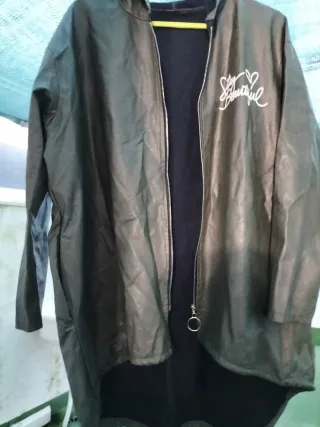 Chaqueta verde con estrella y Good Vibes