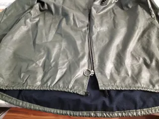 Chaqueta verde con estrella y Good Vibes