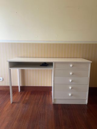 Escritorio crudo con cajones