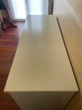 Escritorio crudo con cajones