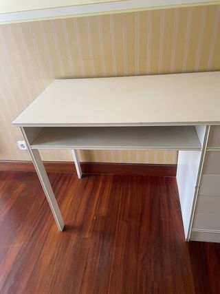 Escritorio crudo con cajones