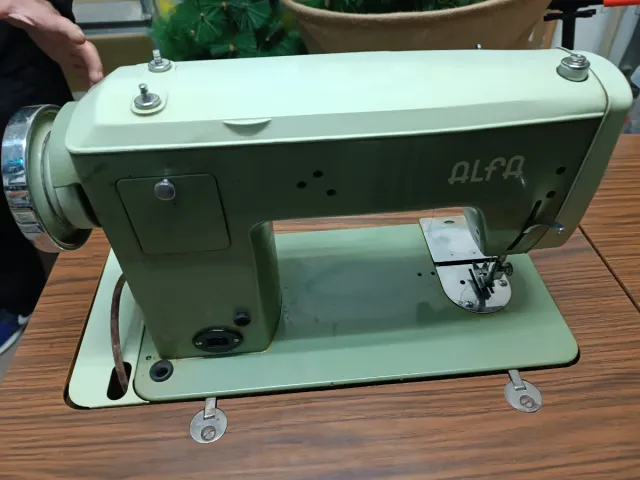Máquina de coser Alfa verde