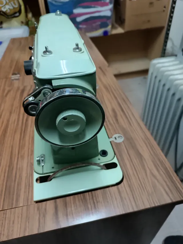 Máquina de coser Alfa verde