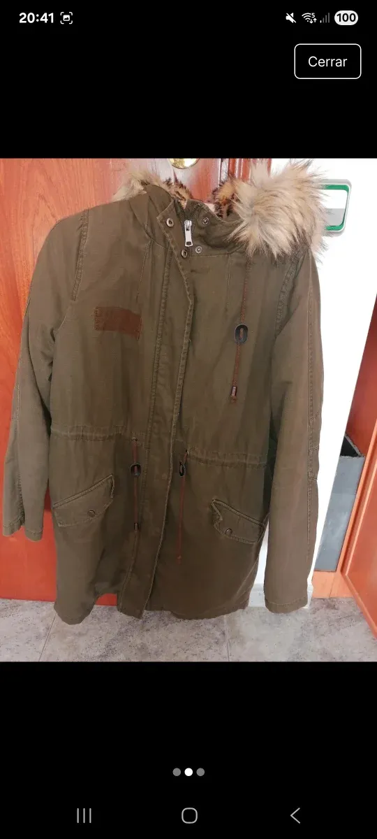 Parka verde con capucha y pelo