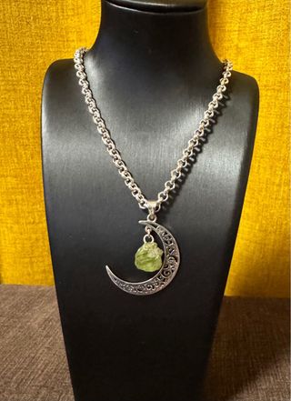 Collar Plata con Olivina en media Luna