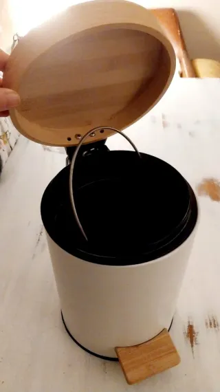 Papelera con pedal y tapa de madera oferta