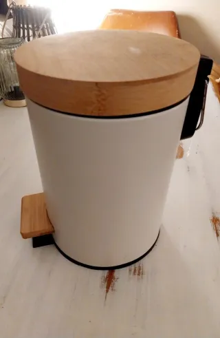 Papelera con pedal y tapa de madera oferta