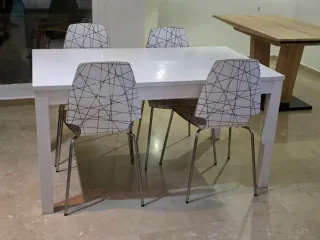 Mesa Comedor Extensible IKEA LANEBERG + 4 Sillas