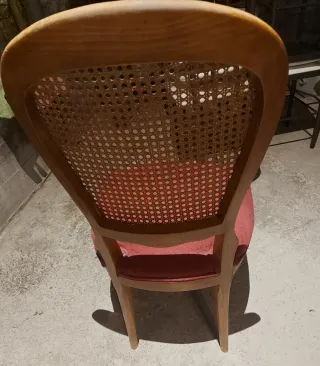 Juego de cuatro sillas de comedor.