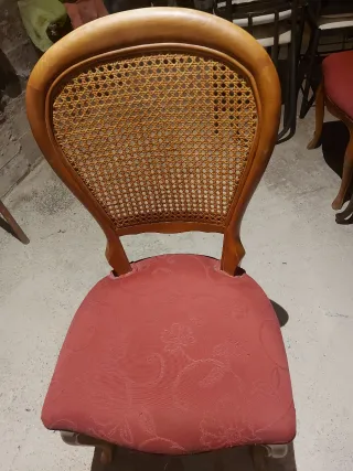 Juego de cuatro sillas de comedor.
