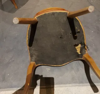 Juego de cuatro sillas de comedor.