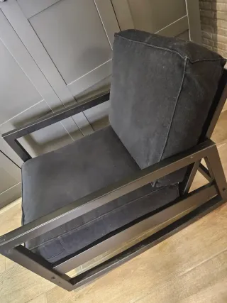 Butaca mecedora de hierro, tapizada negro