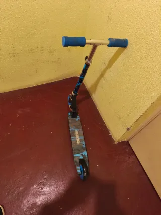 Patinete infantil camuflaje azul