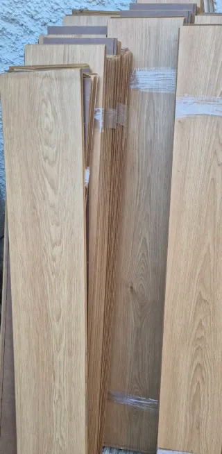 Tarima de madera color roble