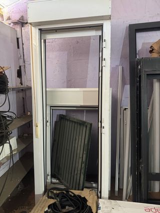 Puerta aluminio con persiana