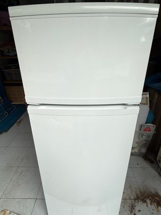 Nevera blanca casi nueva