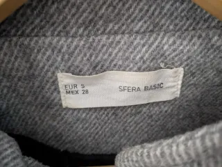 Chaqueta Sfera gris con capucha