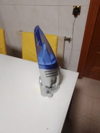 Aspirador de mano con varios accesorios