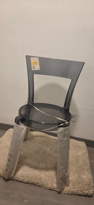 Silla gris transparente para escritorio o tocador