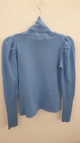 Jersey Stradivarius azul con cuello alto