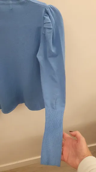 Jersey Stradivarius azul con cuello alto