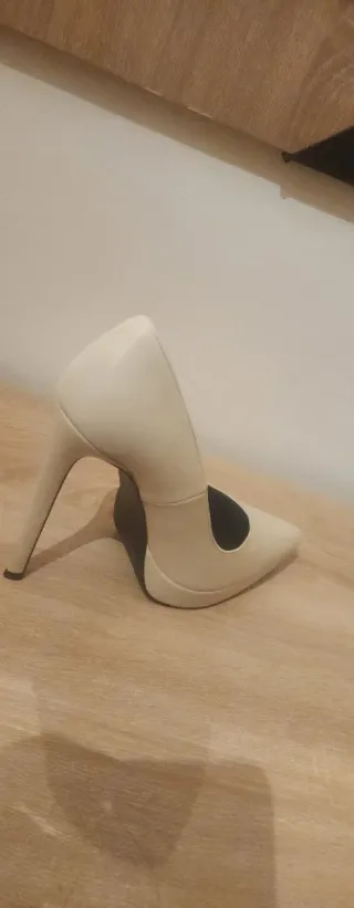 Zapatos de tacón beige y blanco