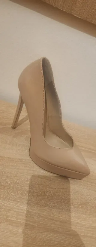 Zapatos de tacón beige y blanco