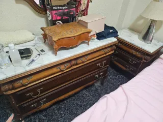 Muebles de dormitorio: mesitas y cómoda, cabecero