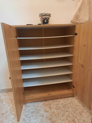 Conjunto de muebles de salón y baño.