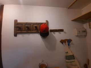 Conjunto de muebles de salón y baño.