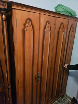 Armario de madera unonde 2 y otro de 4 puertas