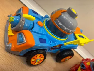 Excelentes 2 coches grandotes de Superzings :)