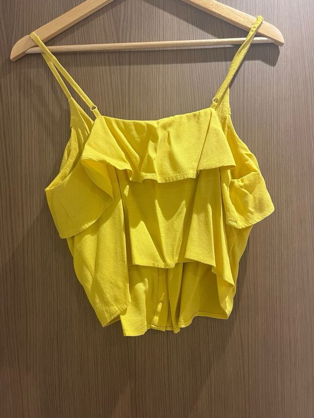 Top amarillo con volantes y tirantes