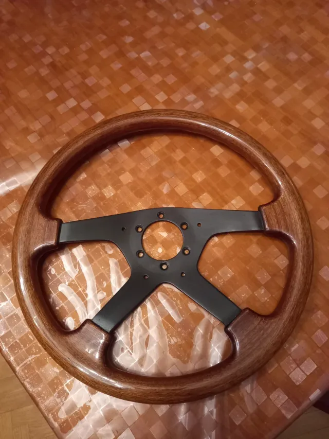 Volante Momo Madera nogal, modelo: Astra