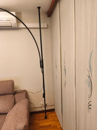 Lámpara de pie suelo-techo regulable