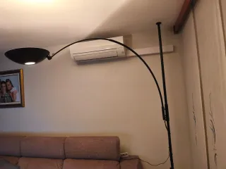 Lámpara de pie suelo-techo regulable